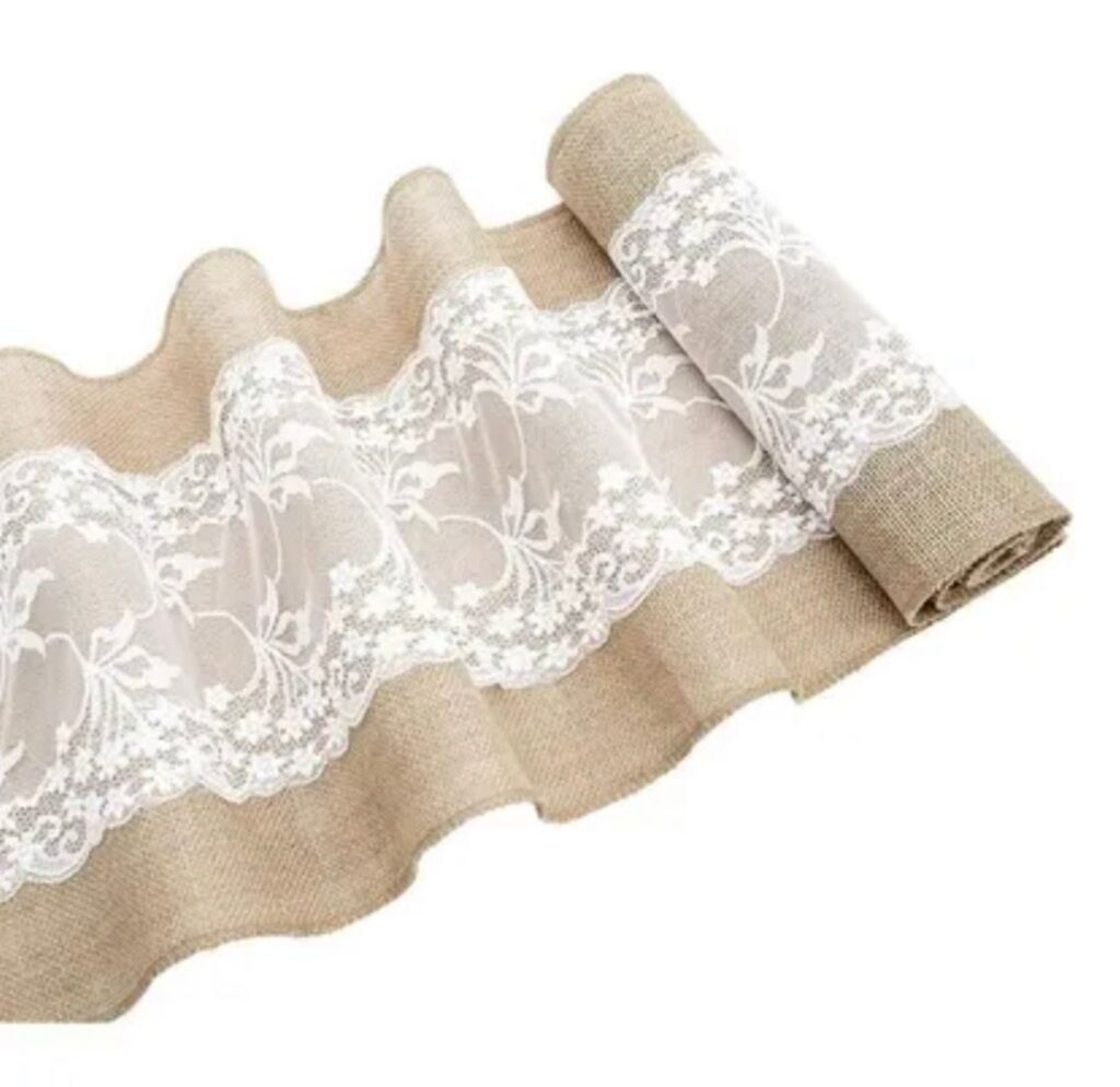 Chemin de table en dentelle et jute - 1001 Fêtes